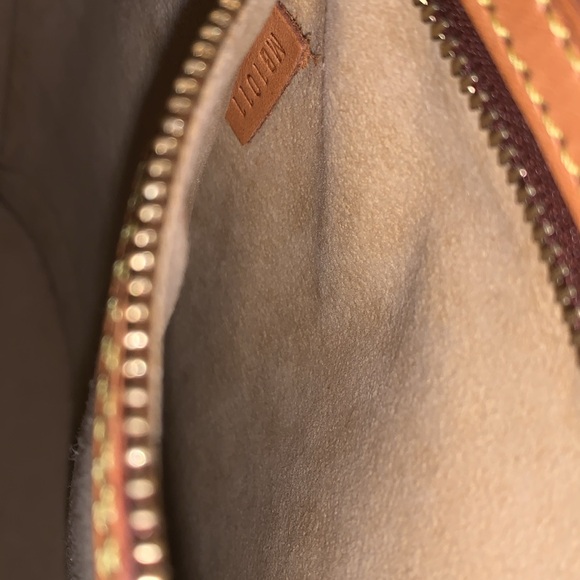 Louis Vuitton tote - Picture 16 of 16